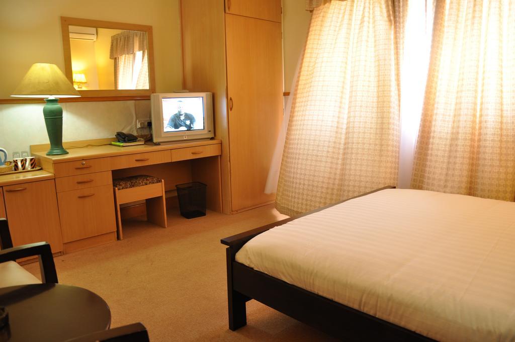 Shangri-La Hotel Uganda Кампала Экстерьер фото